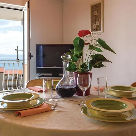Two-bedroom With Sea View 03 아파트 *